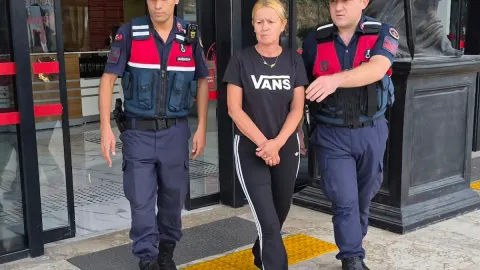 Otelde merdivenlerden düşen turist öldü, eşi tutuklandı
