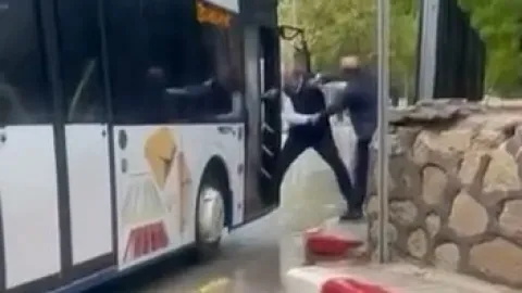 Otobüs şoförü ile kavga eden şahıs şemsiye ile saldırdı