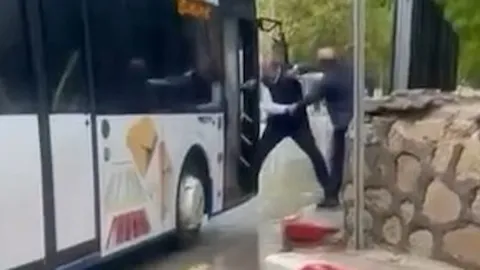 Otobüs şoförüyle tartışan yolcu şemsiyeyle saldırdı