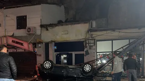 Otomobil 50 metreden iş yerlerinin üzerine düştü