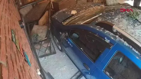 Otomobil börekçiye daldı, müşteri son anda kurtuldu