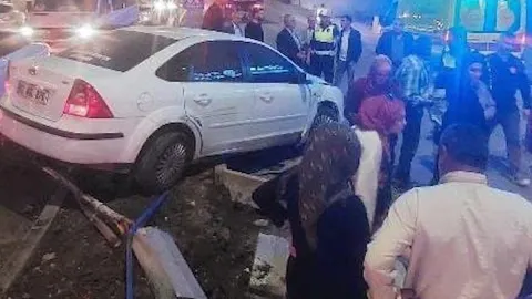 Otomobil ile hafriyat kamyonu çarpıştı! Yaralılar var