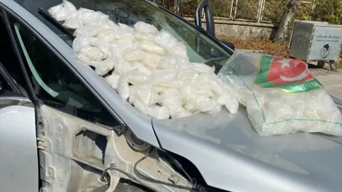 Otomobilin özel bölmesinden 40 kilo metamfetamin çıktı