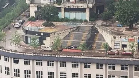 Otoyolu 5 katlı binanın üzerine kurdular