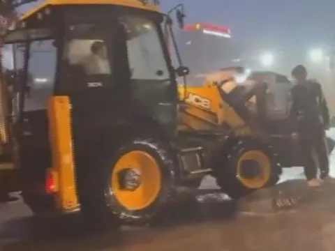 İstanbul’da vatandaşlar mahsur kaldı: Sel sularından kepçeyle kurtarıldılar - fotoğraf 2
