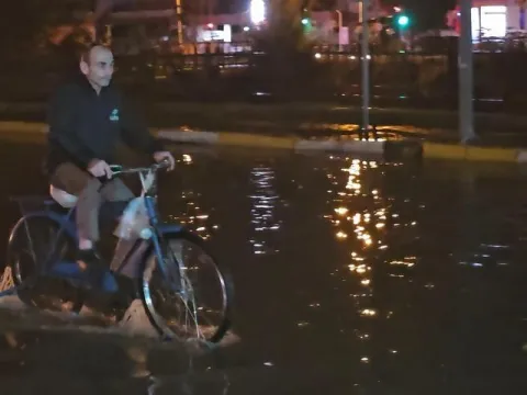 Adana'da sağanak; yollar göle döndü - fotoğraf 2