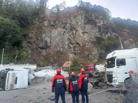 Hopa'da TIR parkında heyelan: 1 ölü - fotoğraf 1