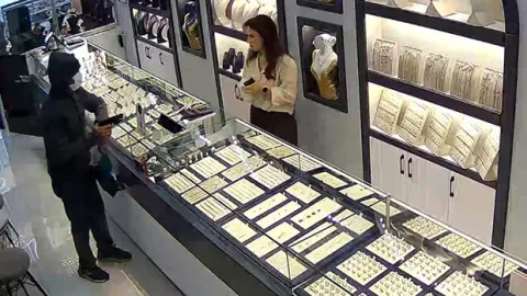 Oyuncak tabancayla kuyumcu soymaya kalktı: Kadın çalışanın cesareti planı bozdu