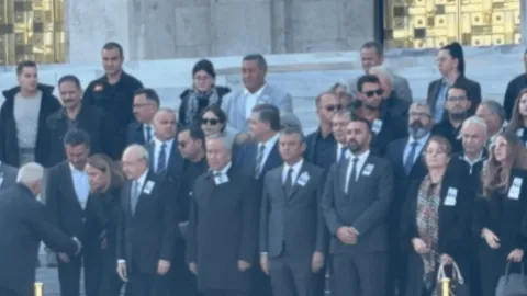 Özel ve Kılıçdaroğlu cenazede bir araya geldi
