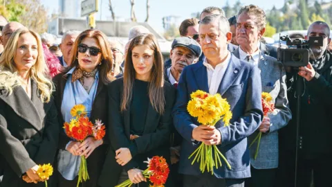 Özel'den Kışlalı’ya çiçek