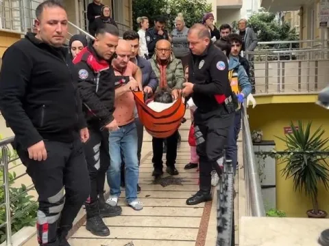 Yol kavgası evde bitti: Kapısına gelip boynundan bıçakladı - fotoğraf 1