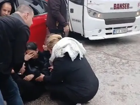Kaza yerinde kalpleri ısıtan yardım: Anne ve kızına vatandaşlar şemsiye tuttu - fotoğraf 4