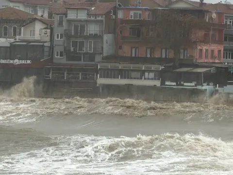 Amasra'da 6 metrelik dalgalar restoranların pencerelerine ulaştı - fotoğraf 1
