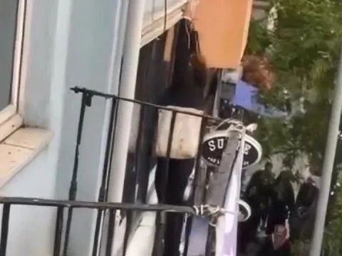 Genç kadın, otelin tabelasına çıkıp yardım isterken düştü! - fotoğraf 1