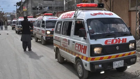 Pakistan'da bir okulun çatısı çöktü: 17 kişi yaşamını yitirdi