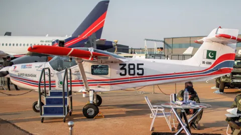 Pakistan'da eğitim uçağı düştü: 2 pilot hayatını kaybetti