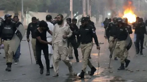 Pakistan'da Hayber Pahtunhva eyaletinde olağanüstü hal ilan edildi