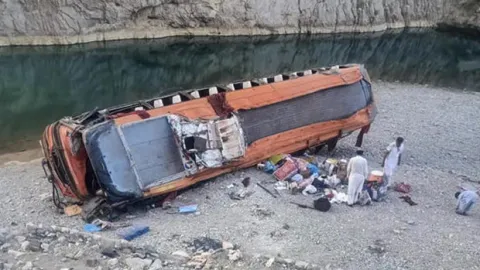 Pakistan'da otobüs kazası: 10 ölü, 32 yaralı
