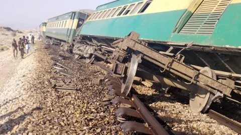 Pakistan'da tren kazası: 5 kişi hayatını kaybetti