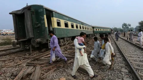 Pakistan’da tren kazası: : 5 ölü, 30'dan fazla yaralı