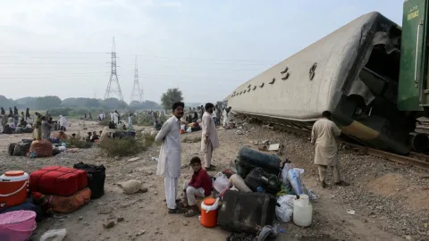 Pakistan'da tren raydan çıktı: Çok sayıda ölü ve yaralı var