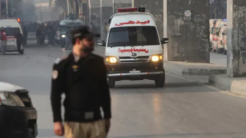 Pakistan'da yolcu otobüsü şarampole yuvarlandı: 5 kişi hayatını kaybetti