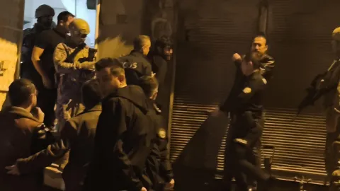 Para vermeyen annesini bıçakla rehin aldı