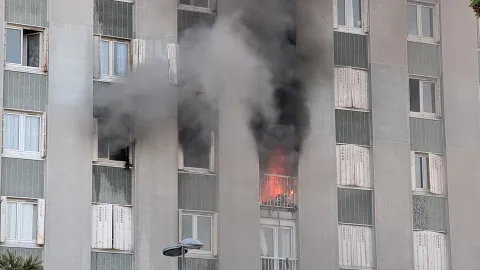 Paris yakınlarında bir apartmanda çıkan yangında 25 kişi yaralandı