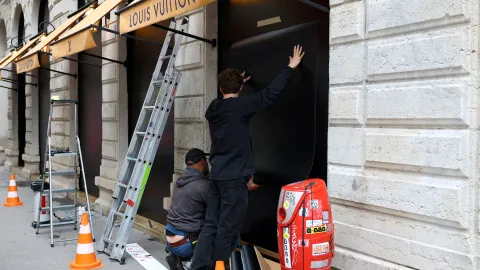 Paris'te yağma korkusu. Vitrinler tahtalarla kapatıldı