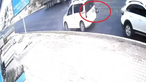 Park halindeki araçtan iniyordu: Otomobilin çocuğa çarptığı anlar kamerada