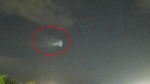 Parlak bir cisim gece gökyüzünde aniden belirdi: Görenler gözlerine inanamadı