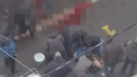 Pazar yerinde 'tezgah' kavgası kanlı bitti: Biri çocuk 6 kişi bıçaklandı