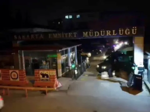 Sakarya’da özel harekat destekli ‘Sokaklar Güvende’ baskınlarında 19 gözaltı - fotoğraf 4
