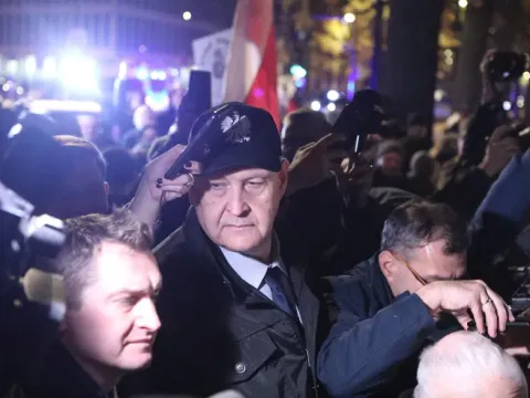 Polonya'da kriz nasıl başladı? Polis Anayasa Mahkemesi'ni bastı, Cumhurbaşkanı yoldan döndü - fotoğraf 1