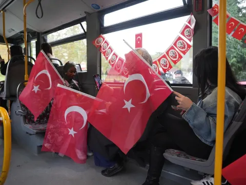 Halk otobüsünde yolcuları şoke eden Cumhuriyet Bayramı kutlaması! - fotoğraf 4