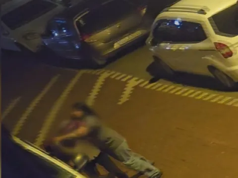 İstanbul'da genç kadın tartıştığı erkeği sokak ortasında evire çevire dövdü - fotoğraf 2