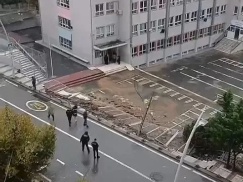 İstanbul'da facianın eşiğinden dönüldü: İlkokulun istinat duvarı çöktü - fotoğraf 3