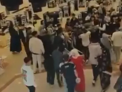 Takı töreni bir anda karıştı: Tekme, yumruk ve sandalyeler havada uçuştu - fotoğraf 1
