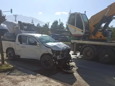 Van’da trafik ışıklarındaki kaza anı kamerada: 1 can kaybı, 4 yaralı - fotoğraf 3