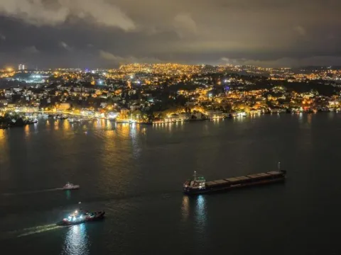 İstanbul Boğazı'nda gemi trafiği geçici olarak askıya alındı - fotoğraf 1