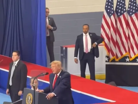 Trump'ın mitinginde dünyanın konuştuğu görüntüler - fotoğraf 2