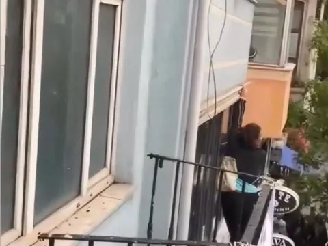 Genç kadın, otelin tabelasına çıkıp yardım isterken düştü! - fotoğraf 2