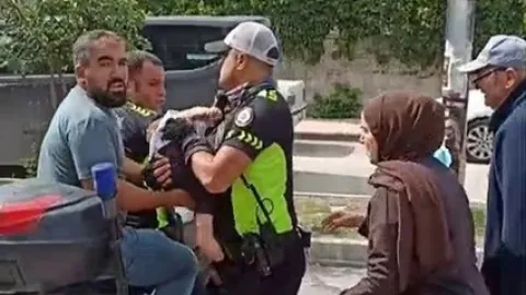 Polis, bilinci kapanan bebeği motosikletle hastaneye yetiştirdi