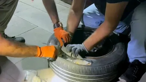 Polisin takibe alıp durdurduğu otomobilden çıkanlar şoke etti