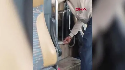 Polisleri şaşkına döndü! Yolcu otobüsüne "düzensiz göçmen" düzeneği kurmuşlar