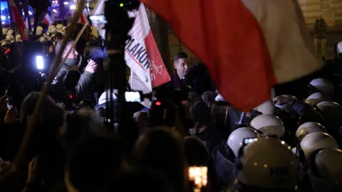 Polonya'da bu noktaya nasıl gelindi? Cumhurbaşkanı ülkeden ayrıldı, polis Anayasa Mahkemesi'ni bastı
