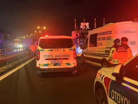 Gece yarısı facia: Karşı şeride geçen TIR otomobile çarptı - fotoğraf 4