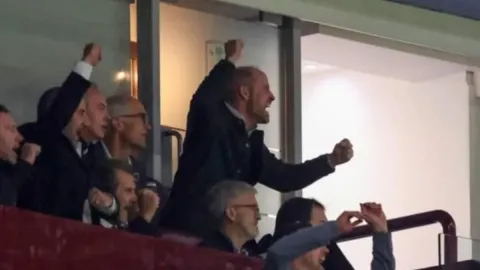 Prens William havalara uçtu! Holigan gibi sevindi