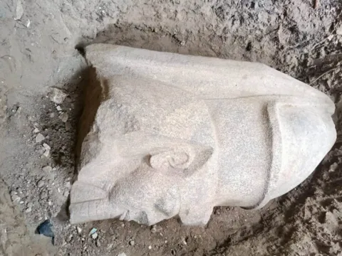 Köy evinin bahçesinde tesadüfen bulundu: Yetkililer bölgeyi kazmaya başladı - fotoğraf 1