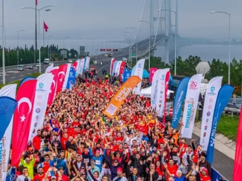 Osmangazi Köprüsü'nde tarihi koşu: 6 bin 500 kişi Cumhuriyet için buluştu - fotoğraf 4